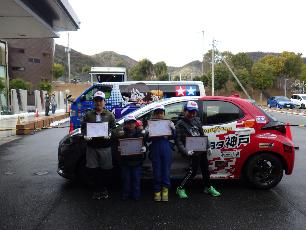 トヨタのレースカー前で記念撮影をする子ども