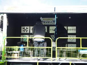 移動博物車の中で昆虫の標本を見る親子