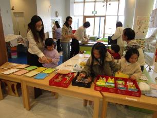 写真縦用の材料を選ぶ親子