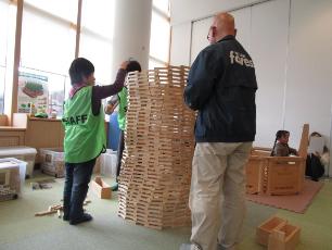 積み木を高く積む小学生