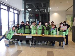 こどもプラザフェスタで受付係をする小学生と高校生