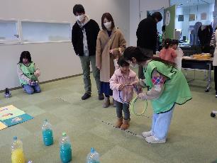 わなげをする子ども