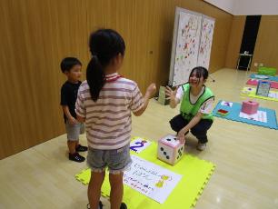 小学生とじゃんけんするキッズ・ジュニアサポーターの高校生