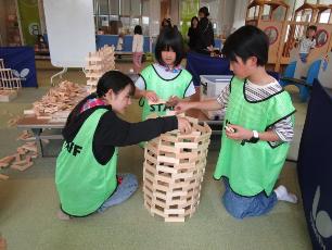 カプラを積んで遊ぶ小学生