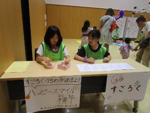受付係をするキッズ・ジュニアサポーターの小学生