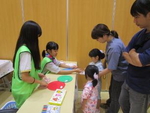 うちわ作りを説明するキッズ・ジュニアサポーターの小学生
