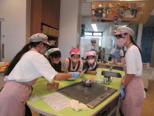 シフォンケーキの作り方を教えてもらう小学生