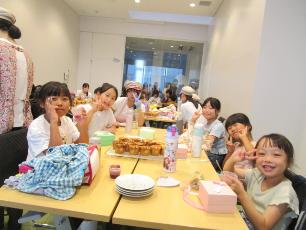 高校生と交流する小学生