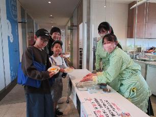 こいのぼりカレーを受け取る子ども