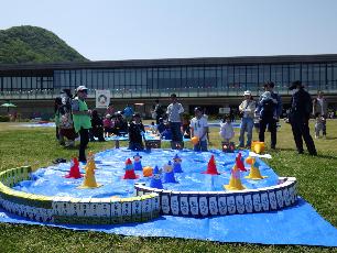 ボールを使った的当てを楽しむ親子