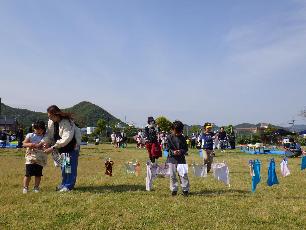 洗濯物干し競争をする親子