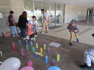 輪投げをする子ども