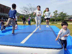 エアトラックの上で飛び跳ねる子どもたち