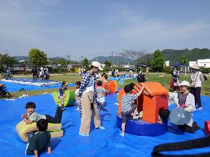 イマジネーションプレイグラウンドで遊ぶ子どもたち