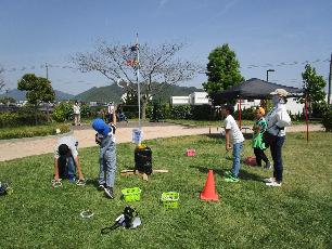 高い輪投げに挑戦する子どもたち