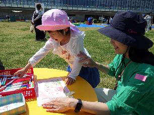 手形の制作をする親子