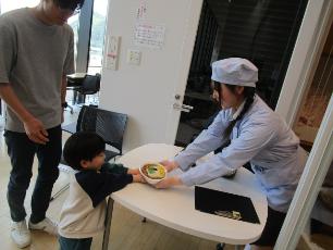 カレーを受け取る子ども