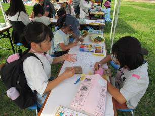段ボール発射台を作る小学生