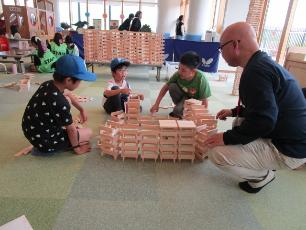 積み木で大きな建物を作る子ども