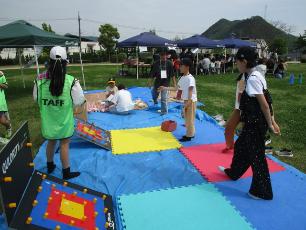 クロリティで遊ぶ小学生