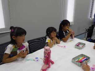 風鈴の工作をする子ども