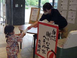 ペットボトルの水を受け取る子ども