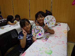 うちわに絵を描いた小学生