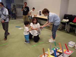わなげの遊び方を聞く親子