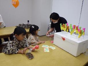 チョコバナナの工作をする子ども