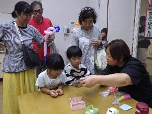 工作を教えてもらう親子