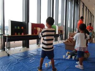 シューティングゲームをする子ども