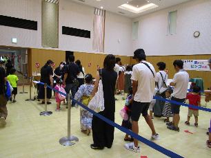 受付に並ぶ親子