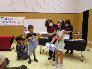 ビンゴ大会でビンゴになって、インタビューを受けている子ども