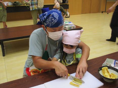 お父さんと一緒に野菜切り体験
