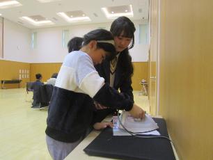 アイロンをかける小学生