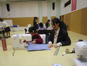 ミシンをかける小学生