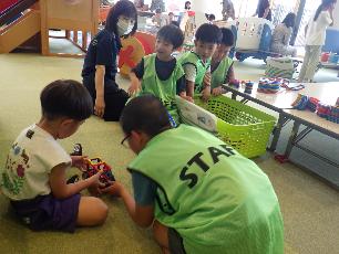 来館者と遊ぶ職員体験の小学生