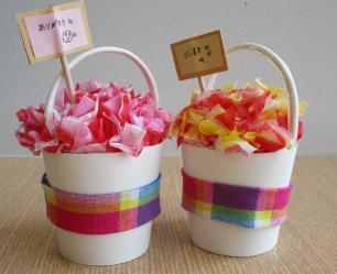 お花紙で作ったお花を紙コップのかごに入れた花かご