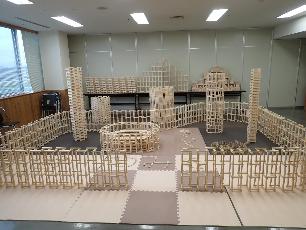 部屋いっぱいに並べたつみきの塔