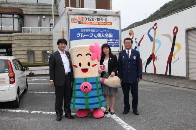 協力事業者の事業車にステッカーを貼りました